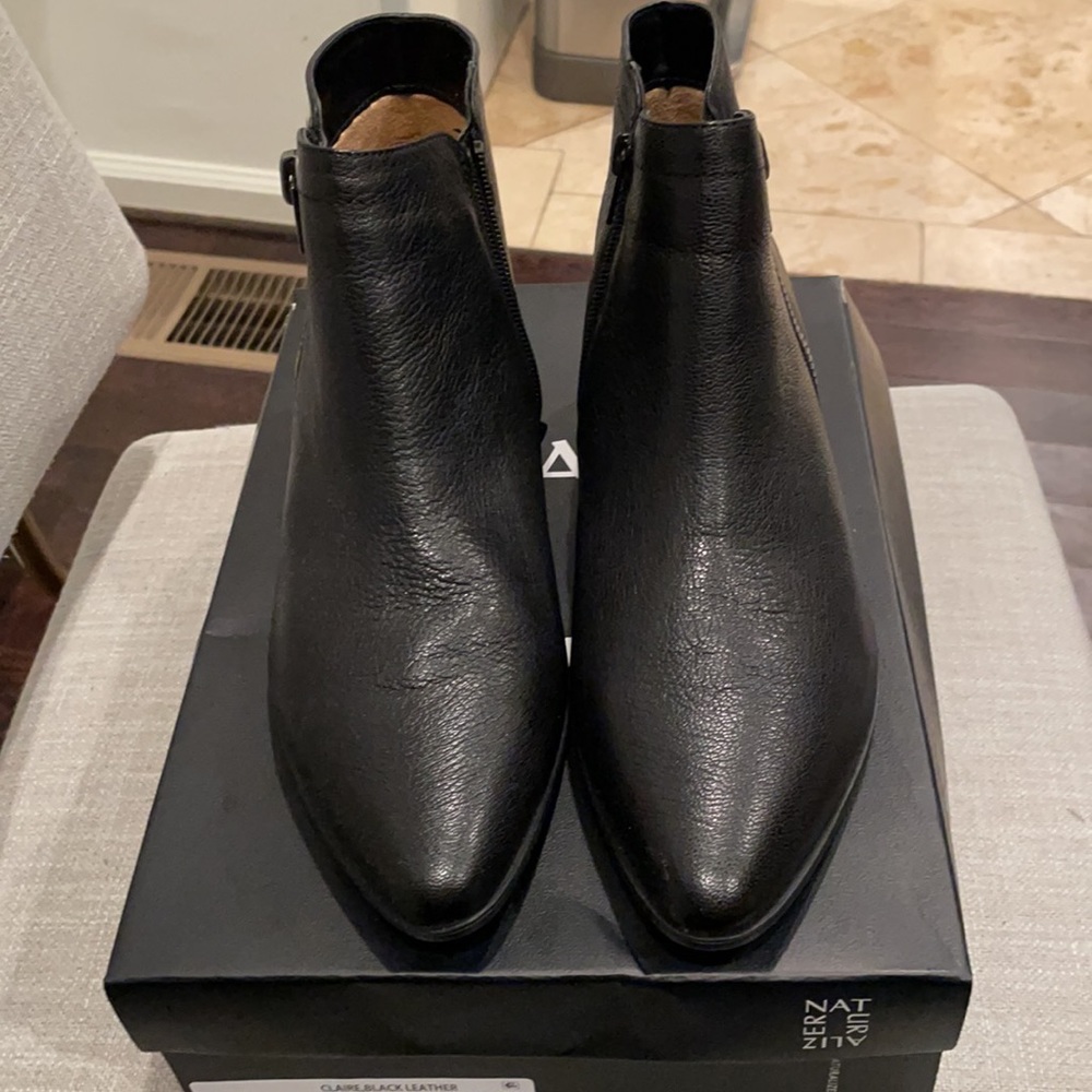 Naturalizer Claire black leather booties size 9